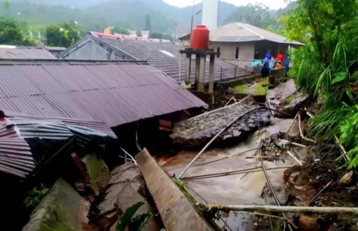 Tembok Penahan Tanah di Puncak Ambruk, Warga Terdampak Mengungsi